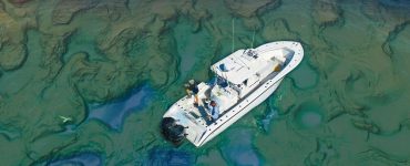 Vista aérea de un barco de pesca navegando sobre un fondo marino con relieve muy detallado, ilustrando la importancia de interpretar correctamente las estructuras del fondo con cartografía de alta resolución.