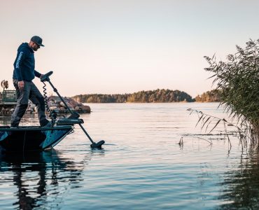 Pescador utilizando un motor eléctrico de proa Lowrance en una embarcación alimentado por la batería de litio LiFePO4 PoweryMax TX.