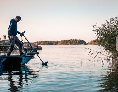 Pescador utilizando un motor eléctrico de proa Lowrance en una embarcación alimentado por la batería de litio LiFePO4 PoweryMax TX.