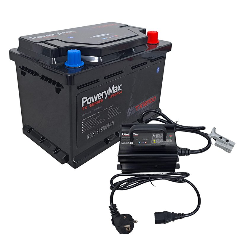 Batería de litio LiFePO4 PoweryMax TX 12100 de 12V y 100Ah junto a su cargador inteligente específico y conector de carga.