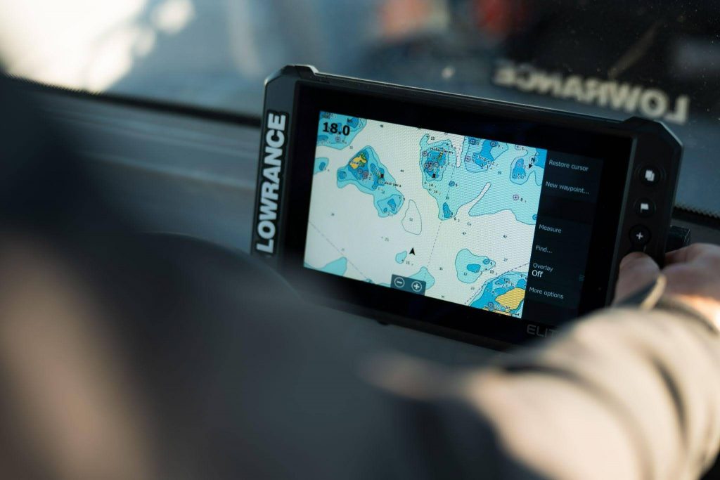 Pantalla GPS plotter Lowrance Elite mostrando cartografia batimetrica detallada en la consola de una embarcacion