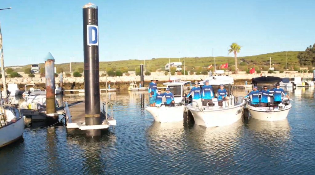 El equipo ONNautic a bordo de sus tres embarcaciones alineadas en el muelle, esperando el inicio de la Copa del Estrecho 2025 en Marruecos.