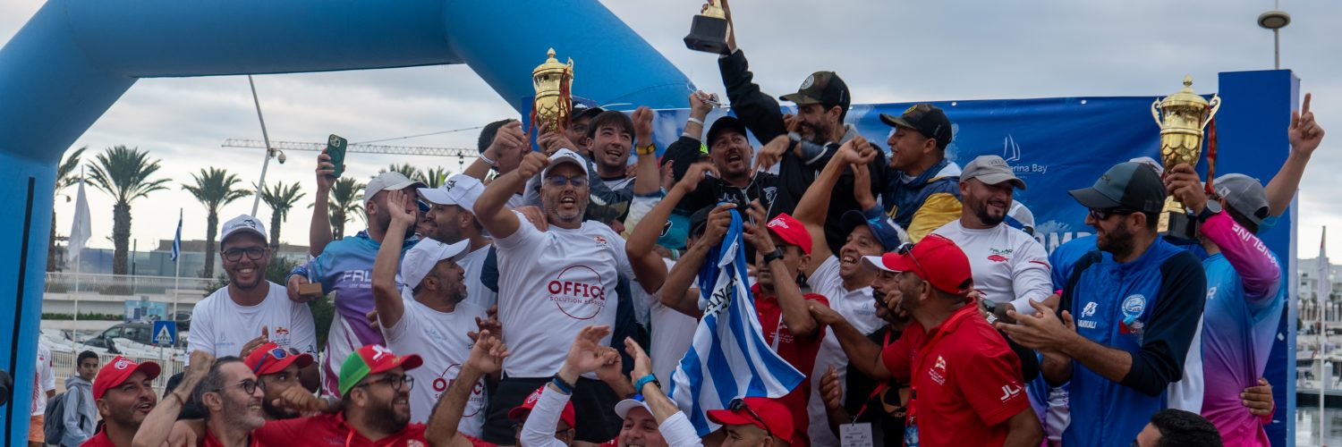Los equipos ganadores levantan sus trofeos en el podium de la 3ª edición de la Copa del Estrecho 2025, celebrada en Marruecos.