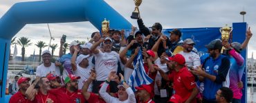 Los equipos ganadores levantan sus trofeos en el podium de la 3ª edición de la Copa del Estrecho 2025, celebrada en Marruecos.