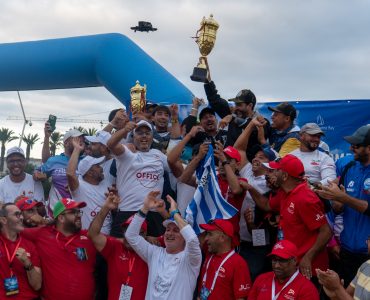 Los equipos ganadores levantan sus trofeos en el podium de la 3ª edición de la Copa del Estrecho 2025, celebrada en Marruecos.