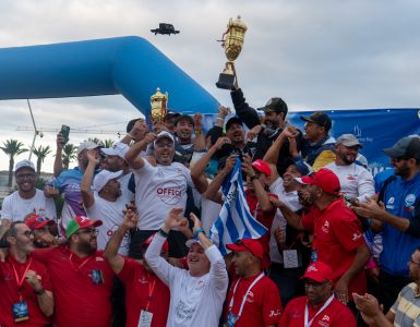 Los equipos ganadores levantan sus trofeos en el podium de la 3ª edición de la Copa del Estrecho 2025, celebrada en Marruecos.