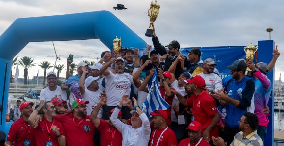 Los equipos ganadores levantan sus trofeos en el podium de la 3ª edición de la Copa del Estrecho 2025, celebrada en Marruecos.
