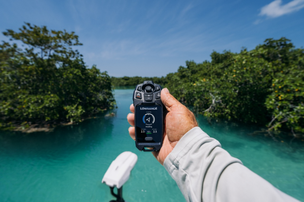 Imagen con mando Freesteer™ del motor eléctrico Lowrance Recon
