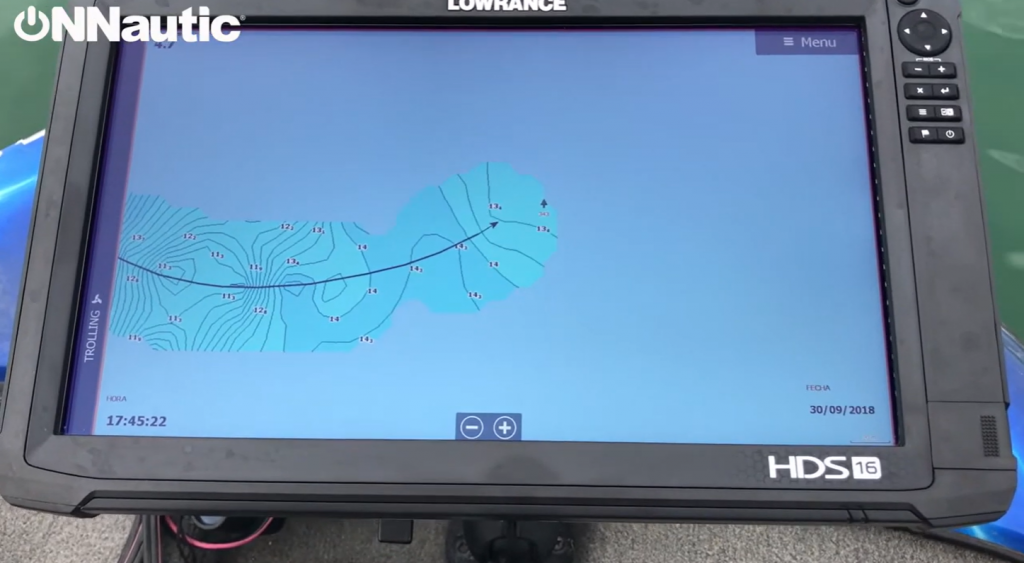 Pantalla de un equipo Lowrance HDS grabando batimetría en tiempo real paso a paso utilizando la función Genesis Live.