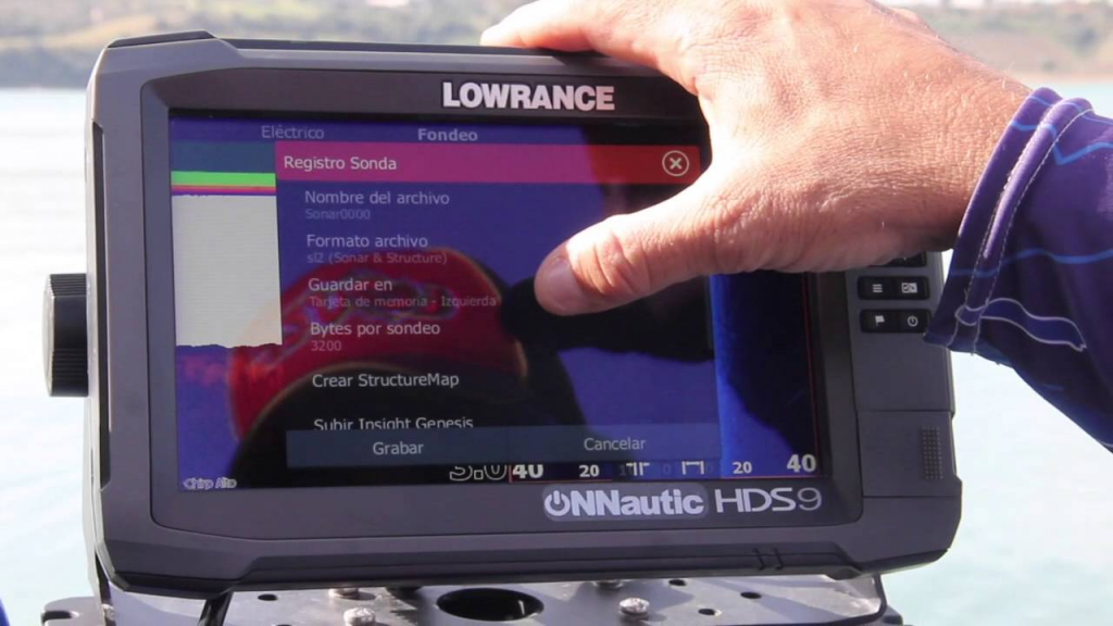 Usuario configurando el menú de registro de sonda en un equipo Lowrance HDS9 para guardar los datos de batimetría en una tarjeta de memoria externa
