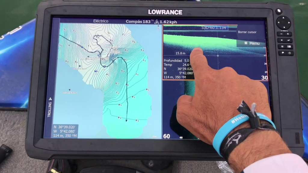 Usuario interpretando la pantalla dividida de un equipo Lowrance que muestra la vista tradicional de sonda junto a la batimetría en tiempo real de Genesis Live.