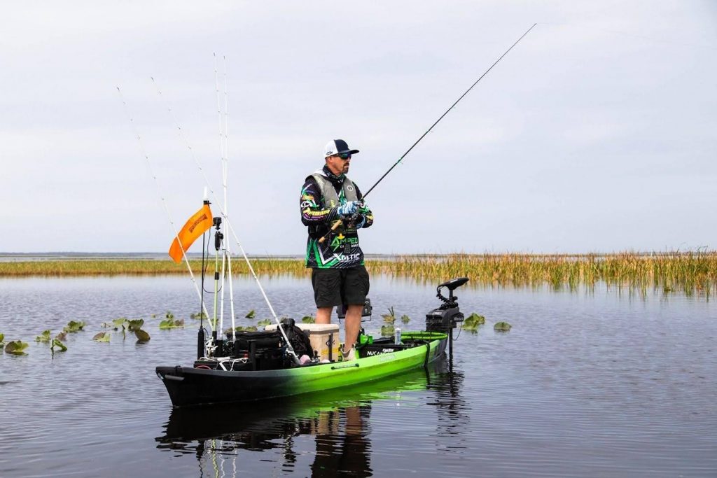 Kayak de pesca deportiva equipado con sistema de caneros soportes para canas motor electrico y elementos de seguridad