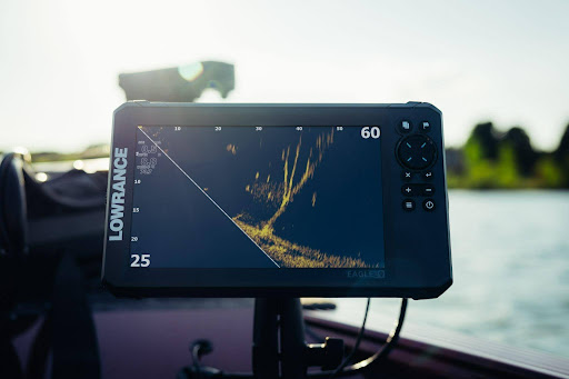 Sonda GPS plotter Lowrance Eagle Eye 9 montada en una embarcación, mostrando con gran claridad la vista en tiempo real en su pantalla IPS bajo la luz del sol.