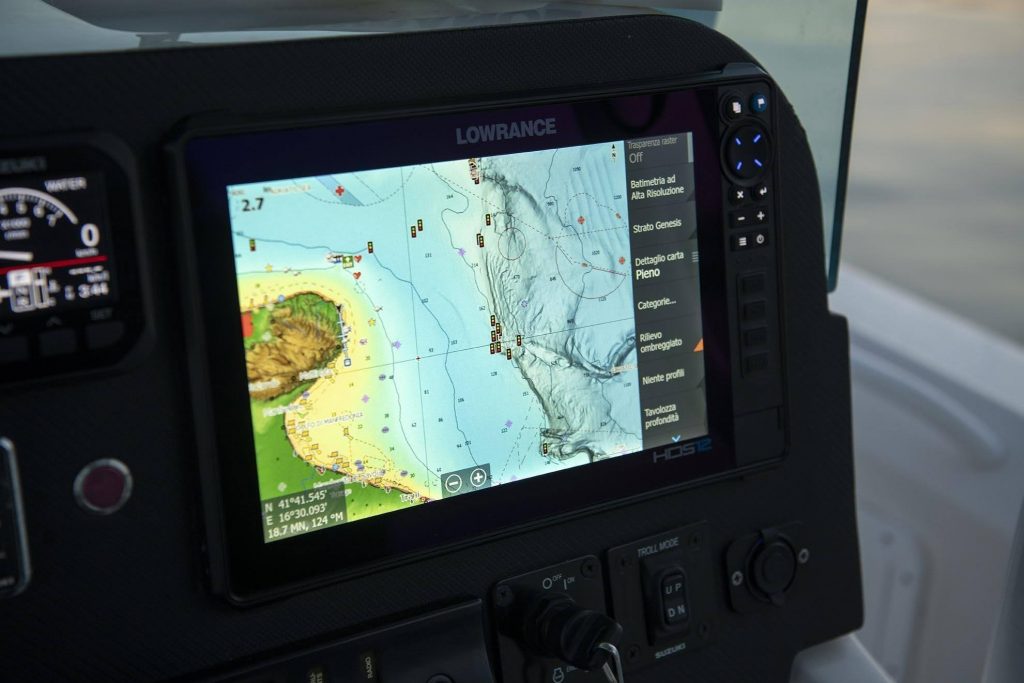 Pantalla Lowrance HDS mostrando cartografía y batimetría para revisar desde casa con PoweryMax HomeKit