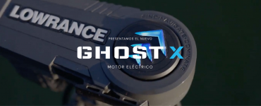 Primer plano del cabezal del nuevo motor eléctrico Lowrance Ghost X con GPS, mostrando el logo y el indicador direccional iluminado.