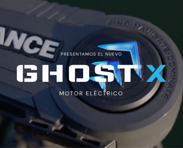 Primer plano del cabezal del nuevo motor eléctrico Lowrance Ghost X con GPS, mostrando el logo y el indicador direccional iluminado.