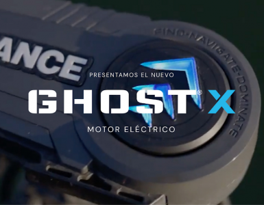 Primer plano del cabezal del nuevo motor eléctrico Lowrance Ghost X con GPS, mostrando el logo y el indicador direccional iluminado.