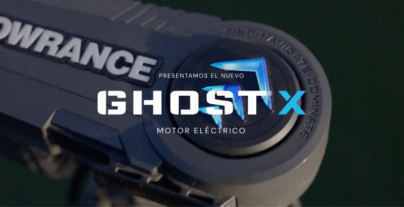 Primer plano del cabezal del nuevo motor eléctrico Lowrance Ghost X con GPS, mostrando el logo y el indicador direccional iluminado.