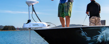 Dos pescadores a bordo de una embarcación utilizando un motor eléctrico Watersnake con GPS en la proa para mantener la posición.