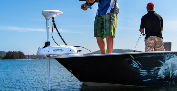 Dos pescadores a bordo de una embarcación utilizando un motor eléctrico Watersnake con GPS en la proa para mantener la posición.