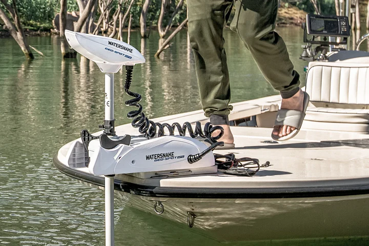 Motor eléctrico Watersnake Geo-Spot con ancla GPS instalado en la proa de una embarcación de pesca de bass.