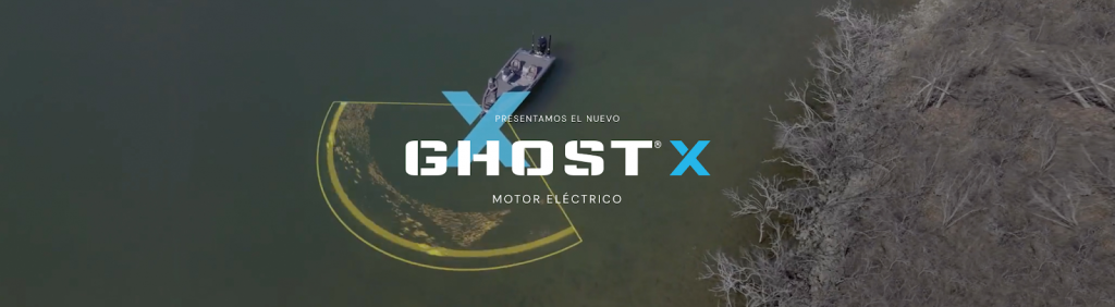 Vista aérea de pesca en estructura con motor Lowrance Ghost X, mostrando gráfico de cobertura de sonar en tiempo real y posicionamiento GPS preciso frente a la orilla.