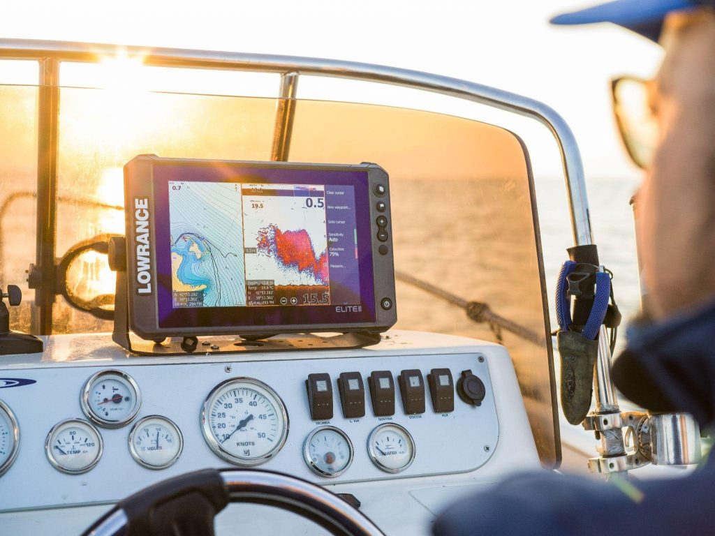 Pantalla de sonda GPS plotter Lowrance Elite FS funcionando en el puesto de mando de una embarcacion de pesca