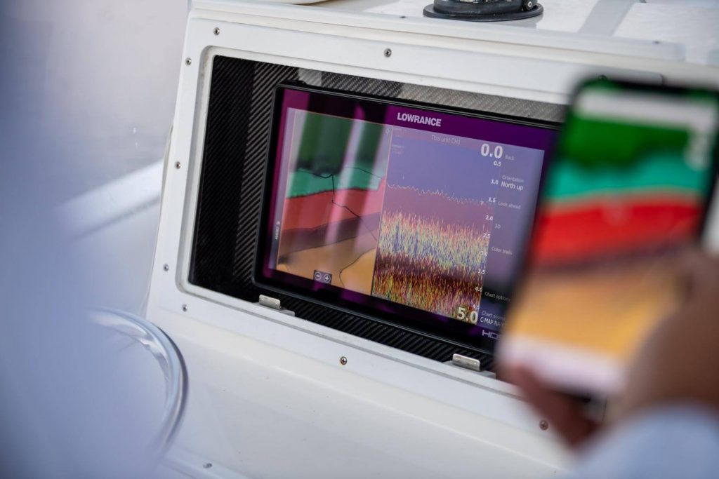 Pantalla de sonda Lowrance HDS montada en consola, mostrando cartografía con sombreado de profundidad personalizado de Genesis Live en pantalla dividida con la vista de sonda tradicional.