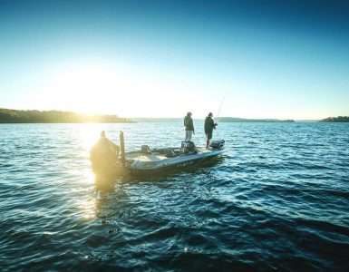Pescadores en barco cuando la sonda no marca bien la profundidad
