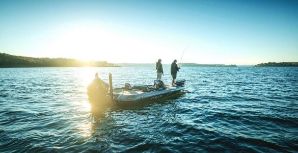 Pescadores en barco cuando la sonda no marca bien la profundidad