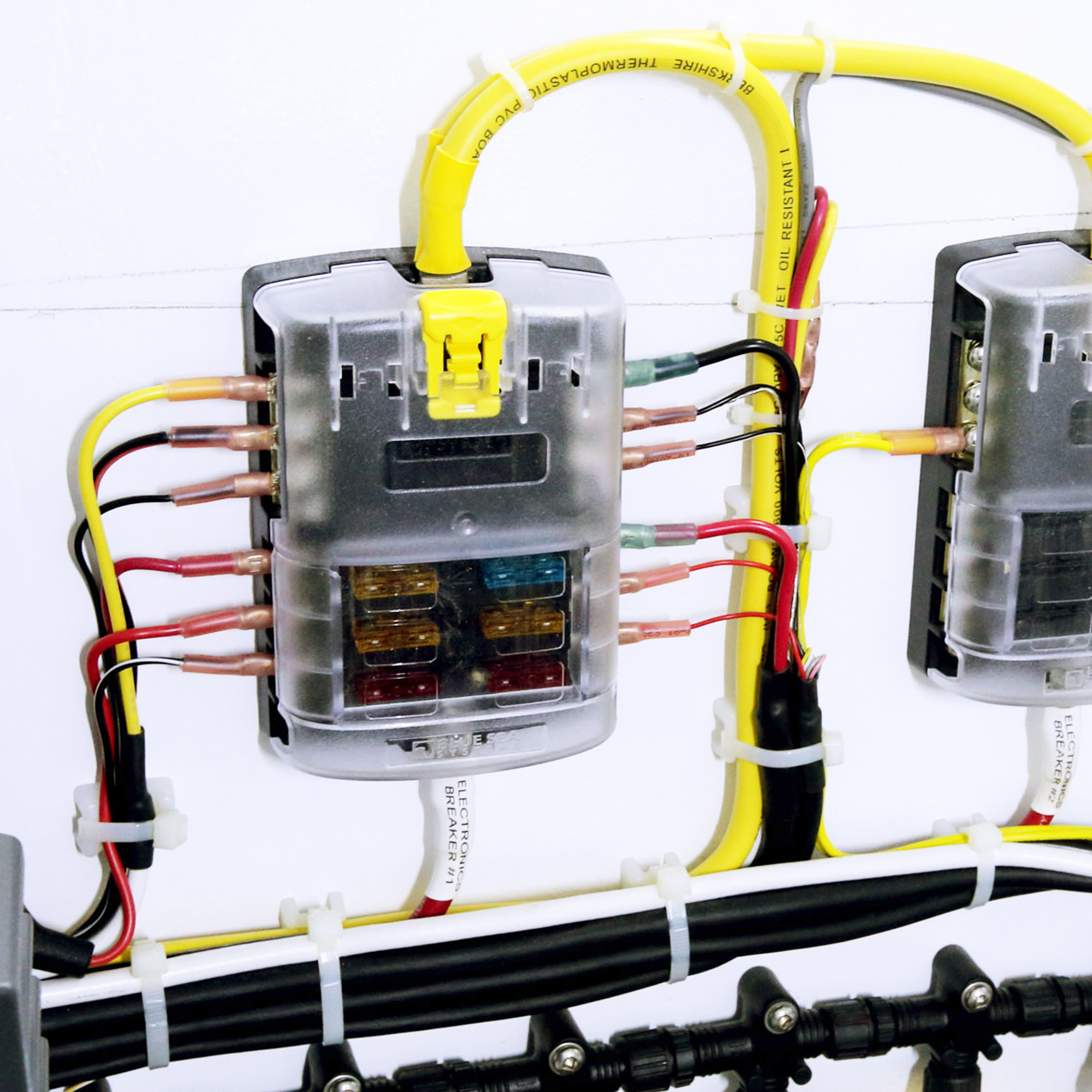 Caja de fusibles Blue Sea System 12 circuitos con negativo y tapa 5026-BSS. ONNautic